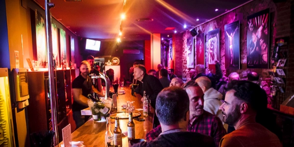 Gay Bars in Barcelona: Here you'll find sexy guys and the best drinks & cocktails