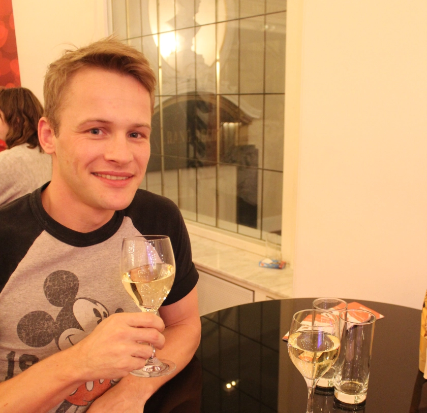 Philipp genießt ein Glas Wein während der Pause von MAMMA MIA