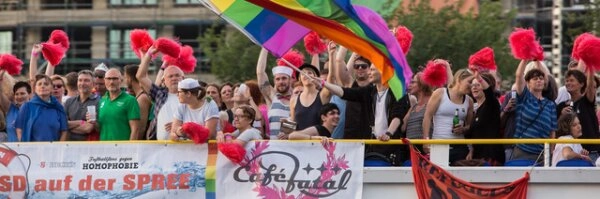 Csd auf der Spree - tour mit 12 Party-Schiffen "queer" durch Berlin