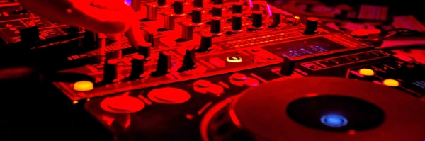 Liquidrom Berlin - Electro Vibes: Wellenss mit Live DJ Sets